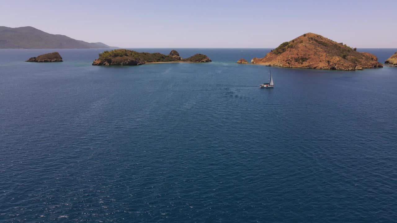 海，岛和船的看法与无人机视频素材