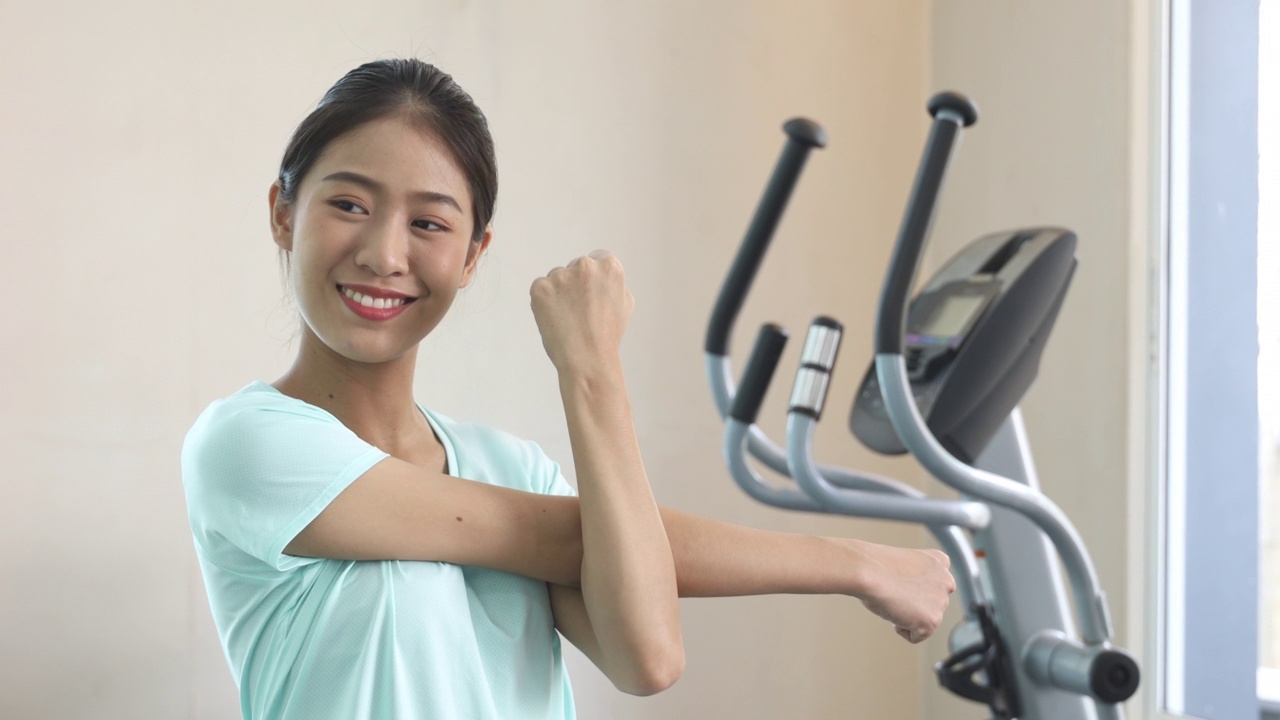 女人在健身房锻炼视频下载