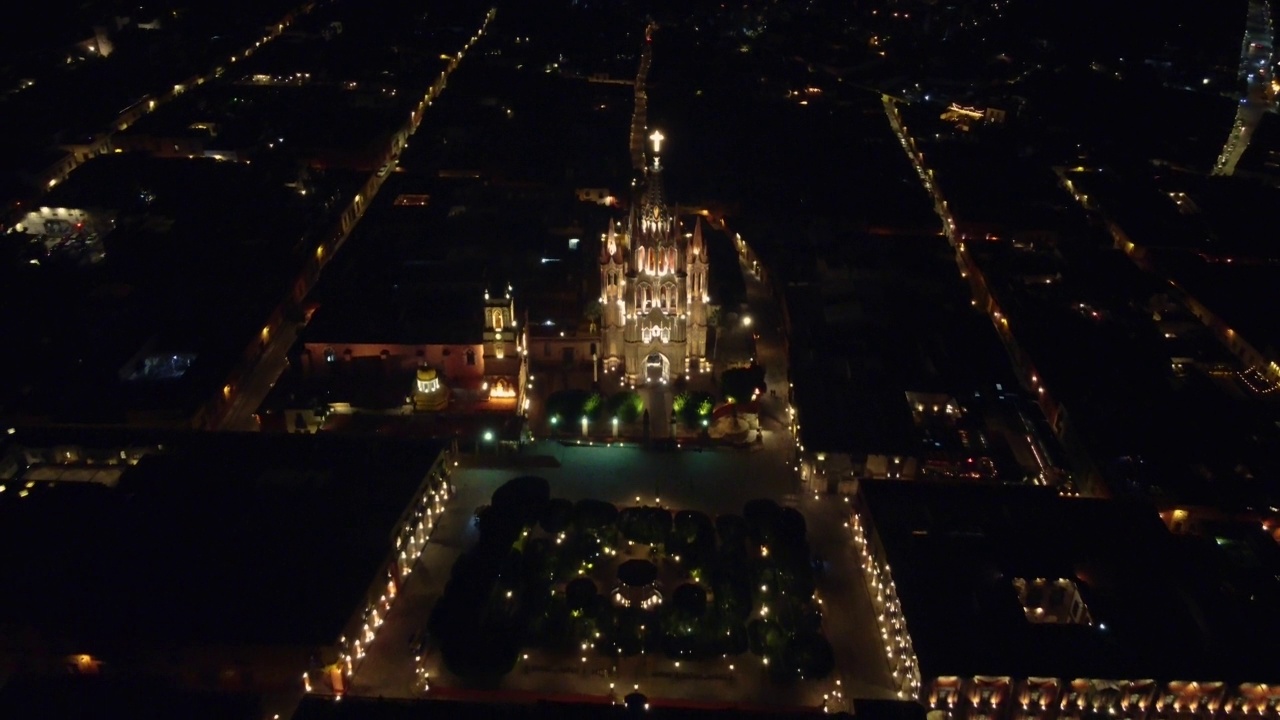 俯视无人机到圣米格尔德阿连德的街道和城镇，在日落和夜晚，顶部和侧视图的副本空间视频素材