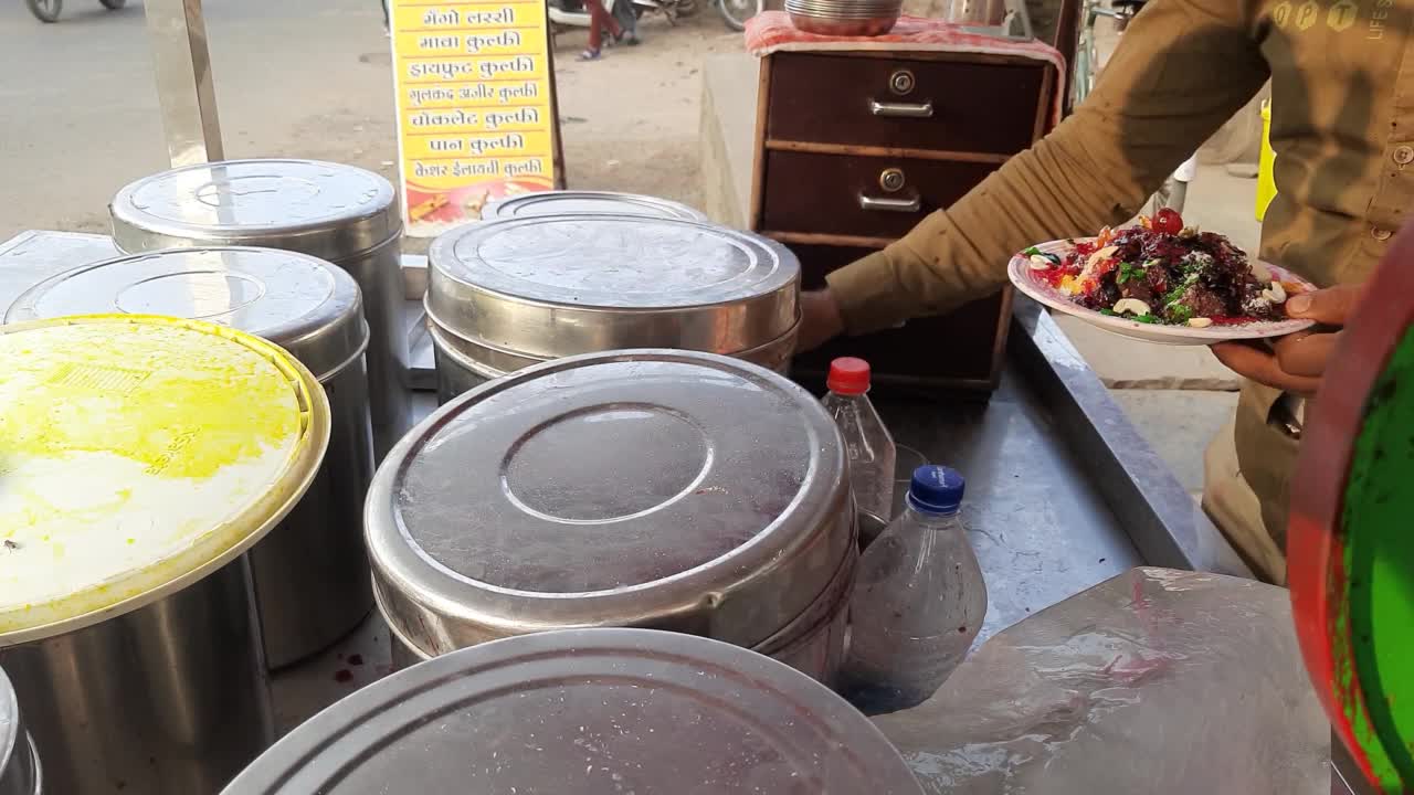印度街头的干果煎饼或干果冰冰激凌视频素材