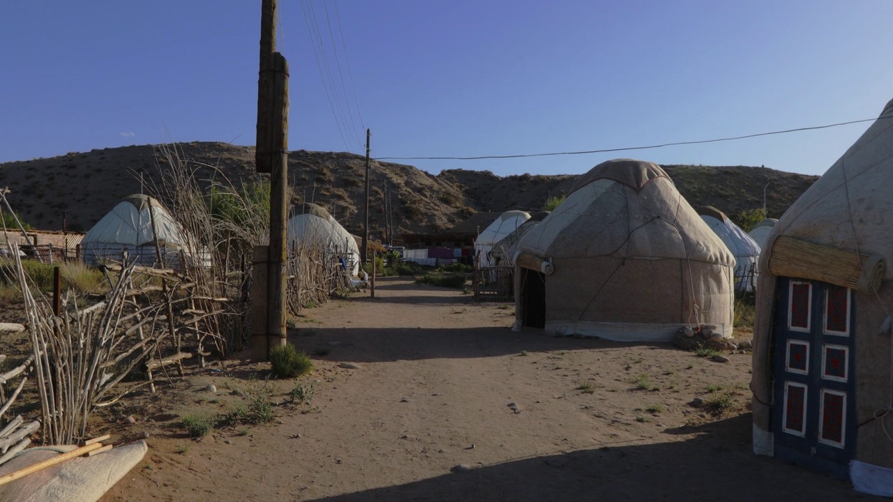 伊塞克库尔海岸上传统的吉尔吉斯蒙古包营地视频素材