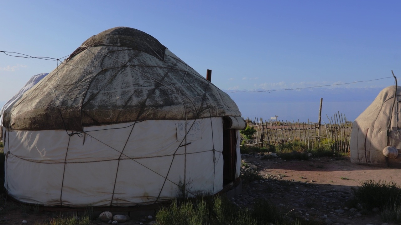 伊塞克库尔海岸上传统的吉尔吉斯蒙古包营地视频素材