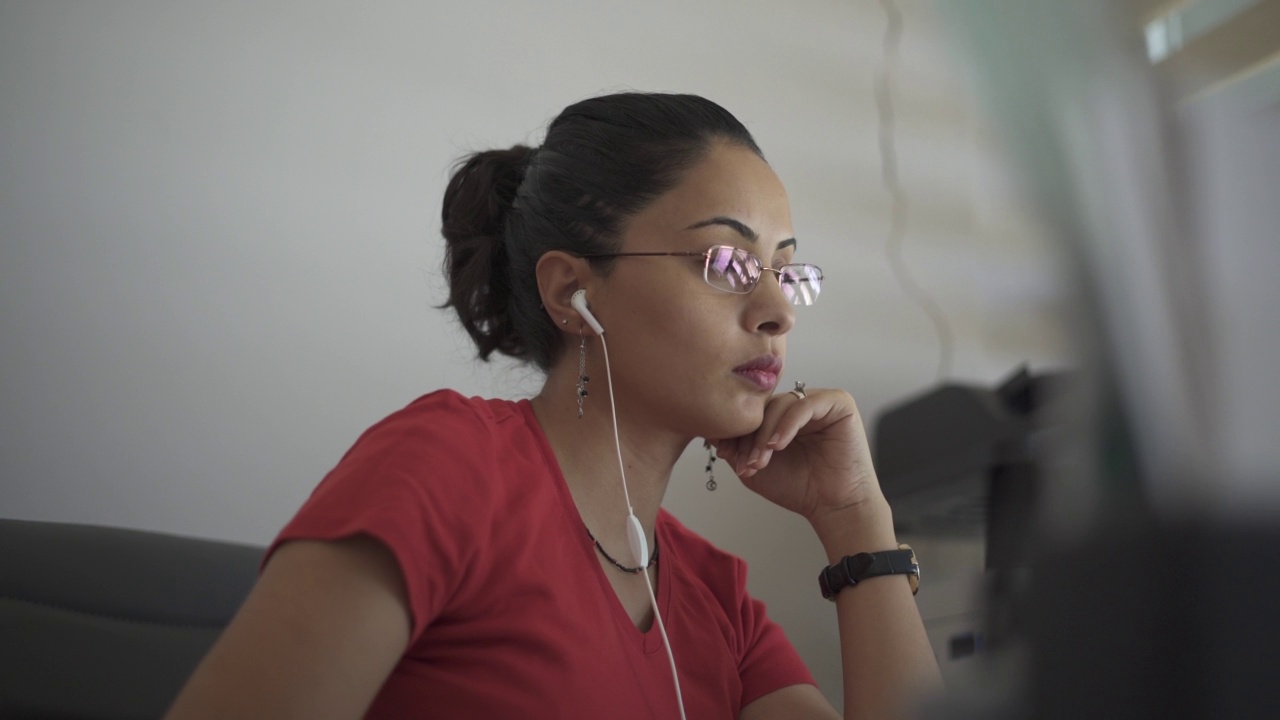 年轻女性在办公室使用台式电脑工作视频下载