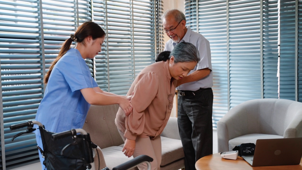 亚洲女医生来访问高级夫妇，同时帮助恢复高级妇女病人的身体损伤视频下载