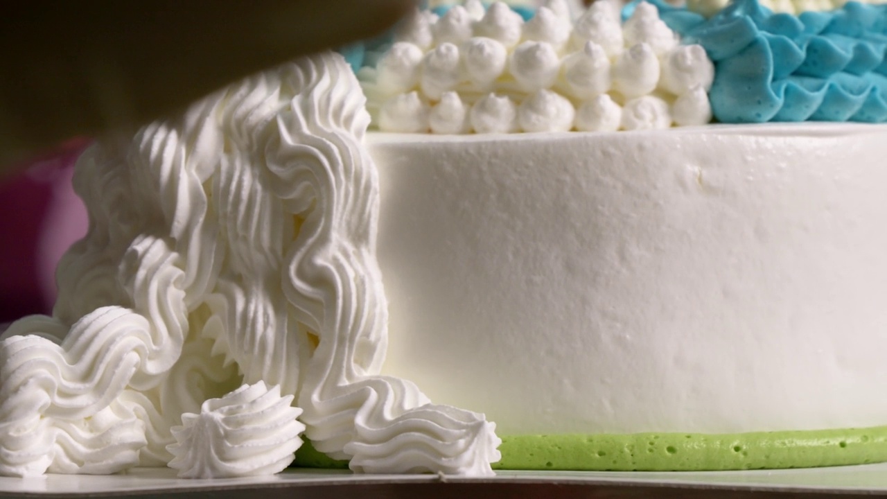 把白鲜奶油挤在蛋糕上形成一个图案。视频下载