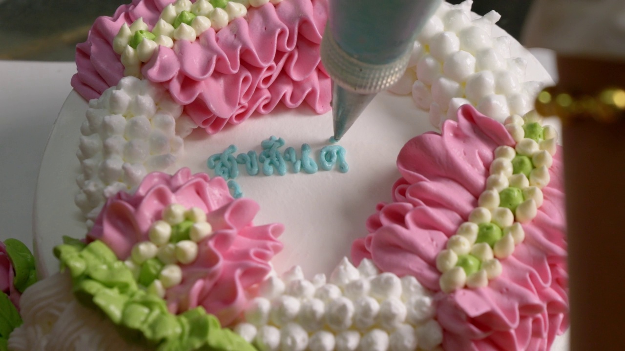 厨师在蛋糕上写“母亲节快乐”。视频下载