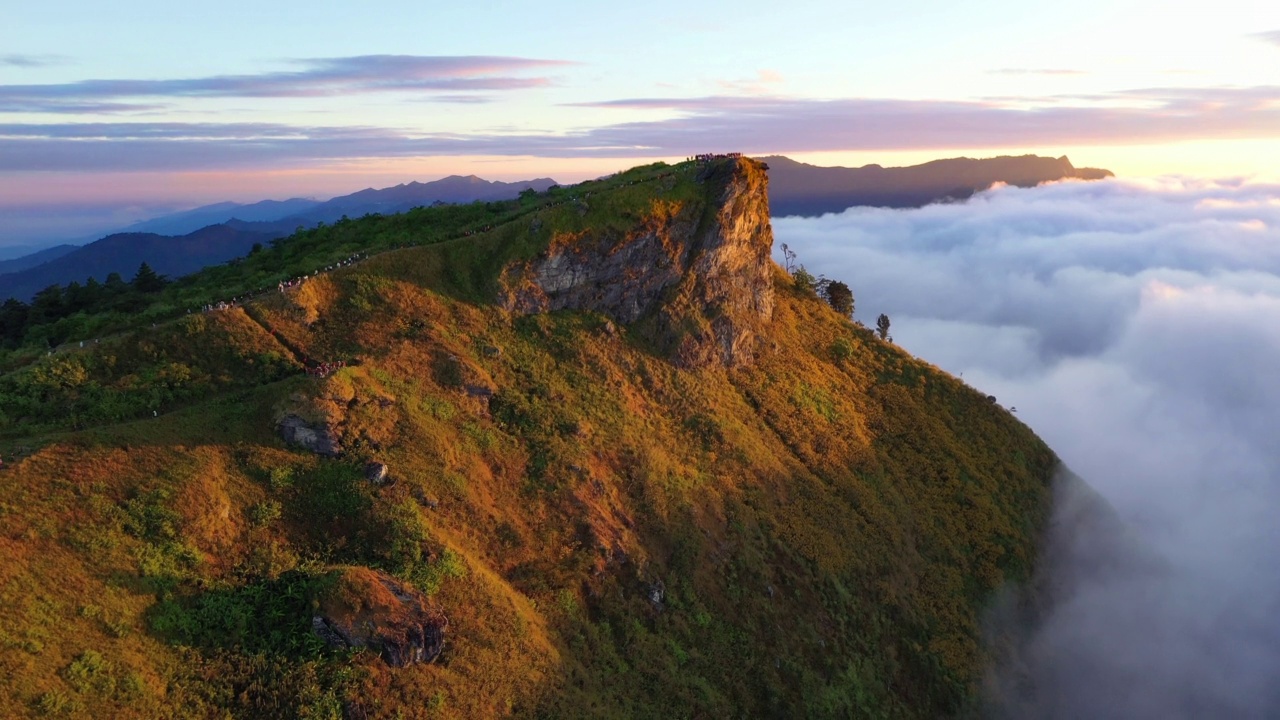 日出和雾山在福芝发位于清莱，泰国。富芝法是泰国和老挝的天然边界视频下载