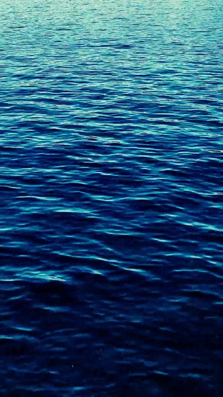 垂直深蓝色潮汐岸波潮汐波水黑色海岸涟漪海岸水下洋流视频素材