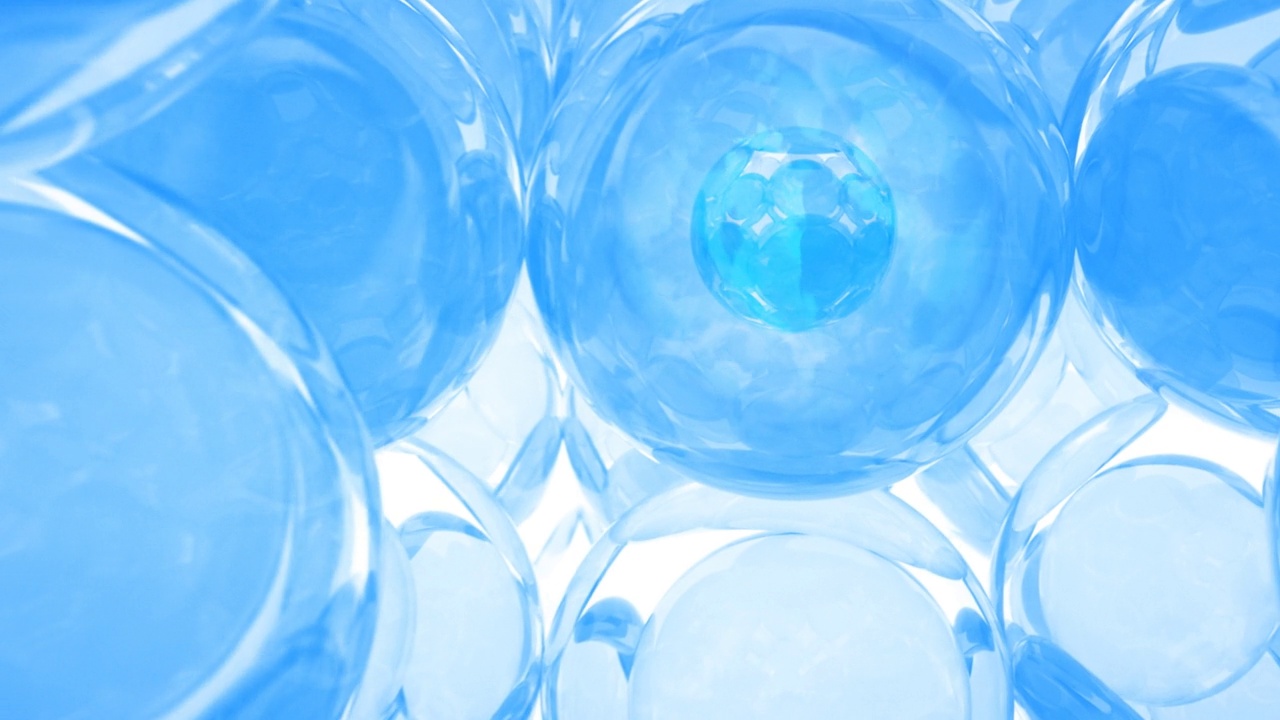 3D动画护肤维生素胶原蛋白。原子分子飞入精华霜软球透明背景。视频素材