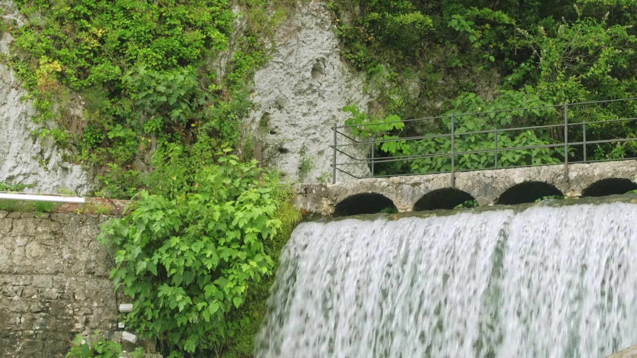 河上的水力发电大坝视频素材