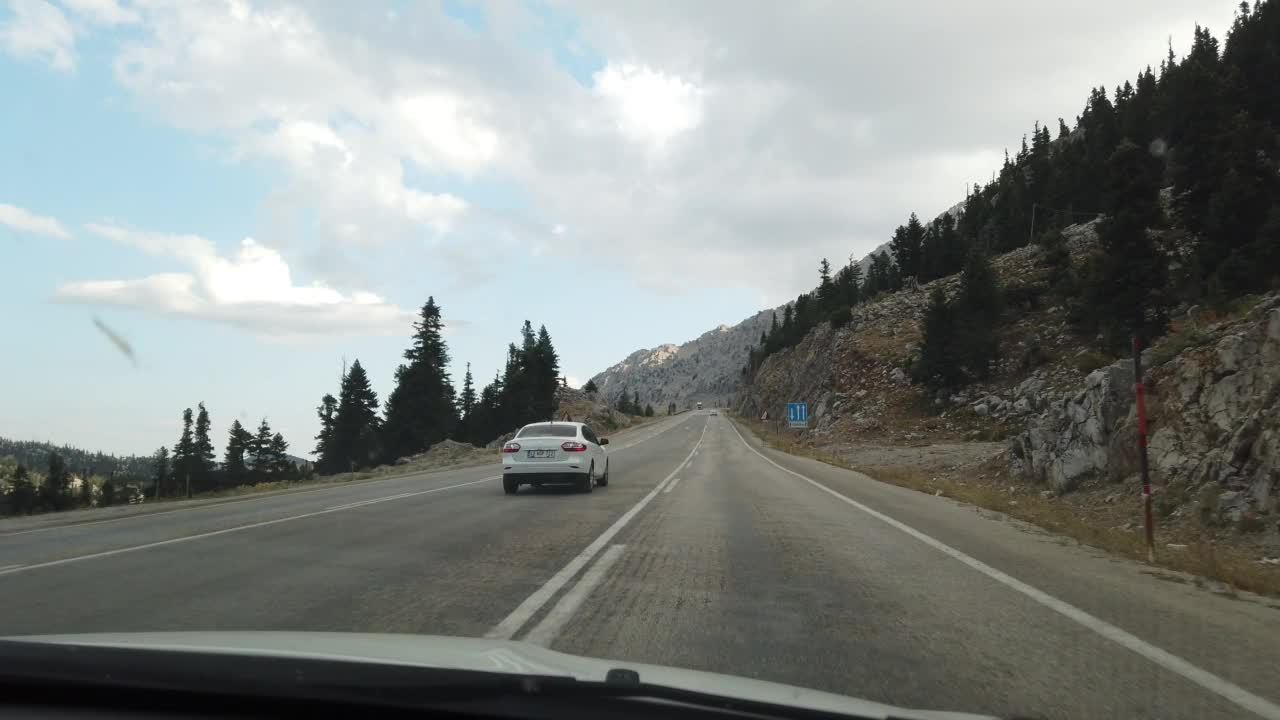 车视点车是高速公路上过往车的4k运输镜头视频素材