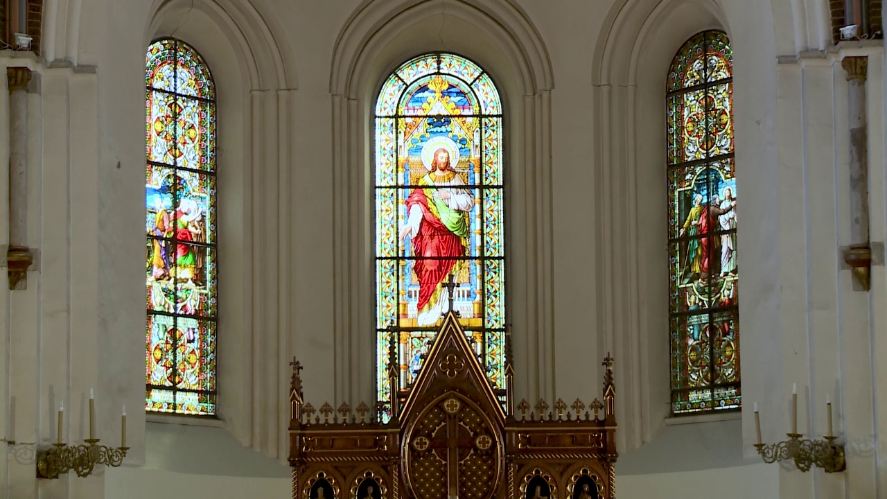 里加大教堂彩色玻璃与祭坛视频素材