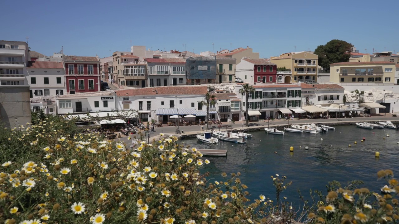 Cales Fonts, Es Castell, Mahon, Menorca，巴利阿里群岛，西班牙，地中海，欧洲的商店，咖啡馆和船视频下载