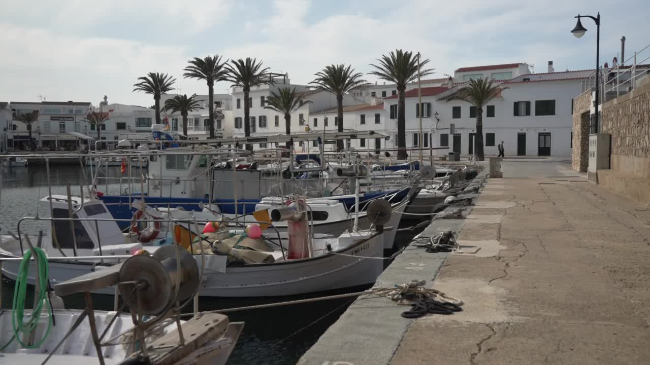 船和咖啡馆餐厅在码头在福内尔斯，梅诺卡，巴利阿里群岛，西班牙，地中海，欧洲视频下载