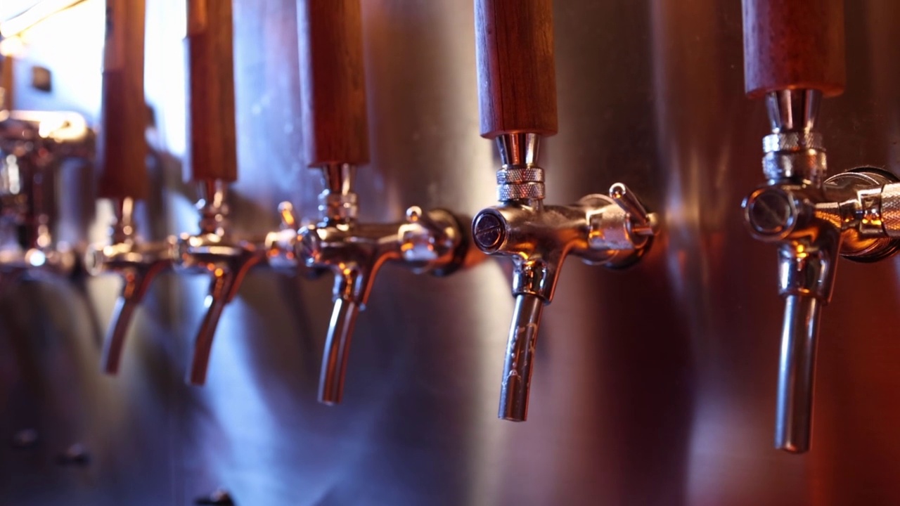 霓虹灯下的酒吧，男性双手将啤酒倒进玻璃杯。复古风格。啤酒工艺。吧台。啤酒节视频下载