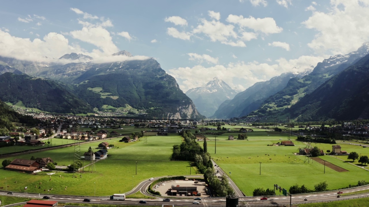 一个交通如画的小镇，位于阿尔卑斯山脚下的低地视频素材