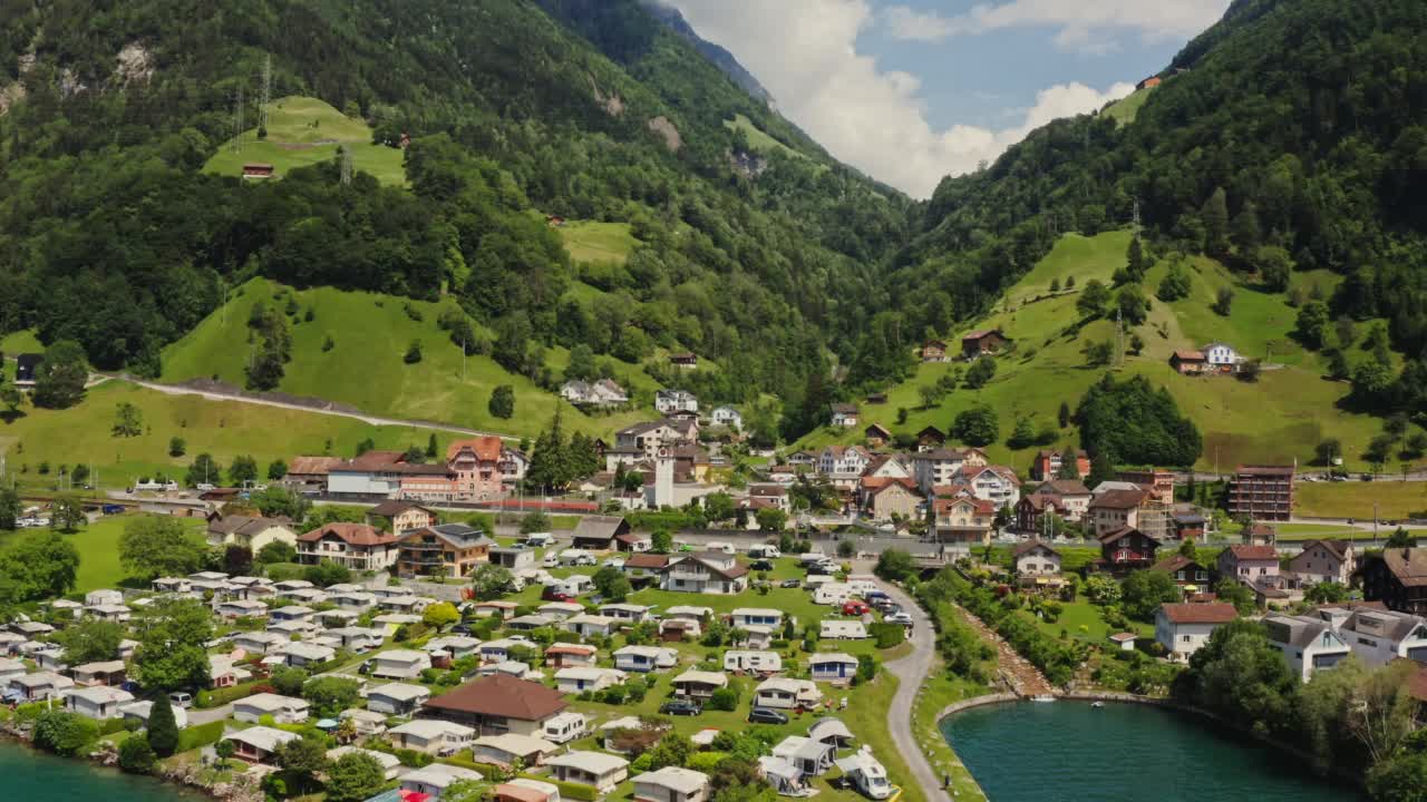俯瞰阿尔卑斯山脚下的现代村舍视频素材