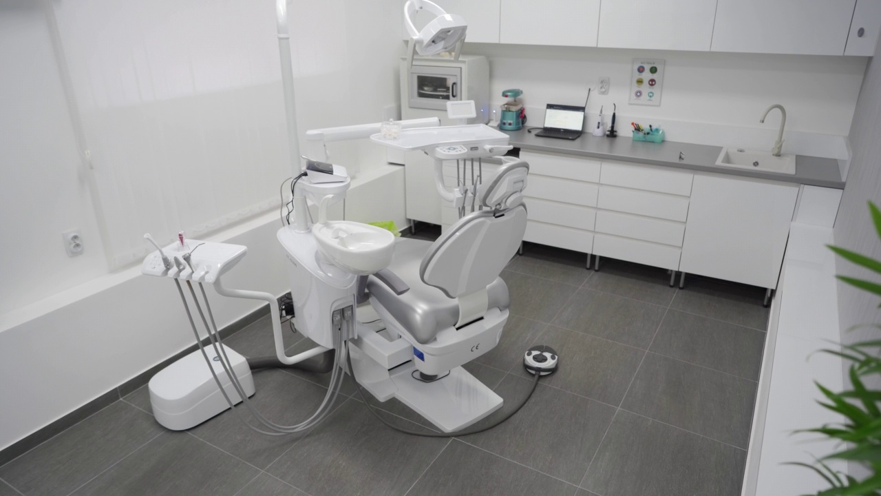 牙科椅和牙科工具视频素材