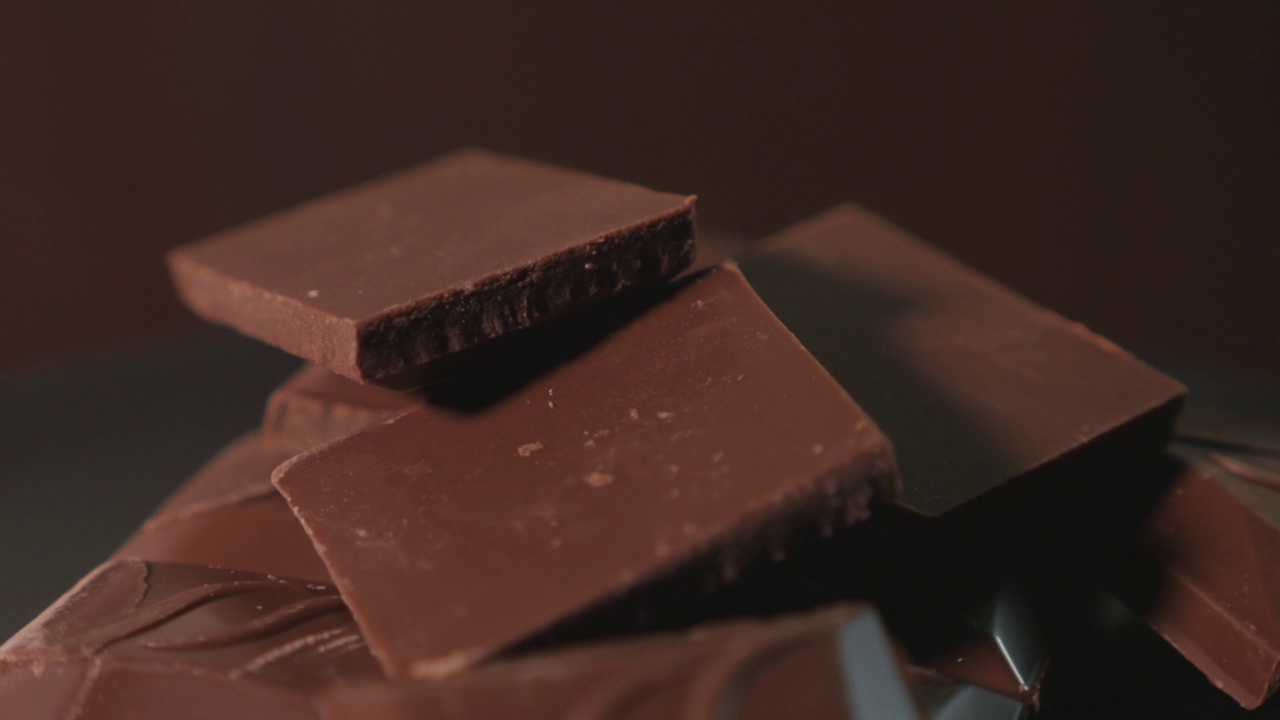 黑巧克力在转盘上视频下载
