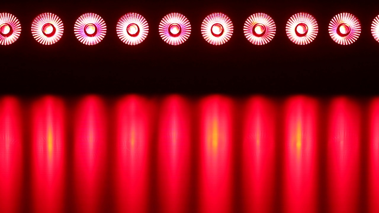 闪烁LED落地灯。用于舞台照明的LED墙上的闪光灯或投影仪。视频素材