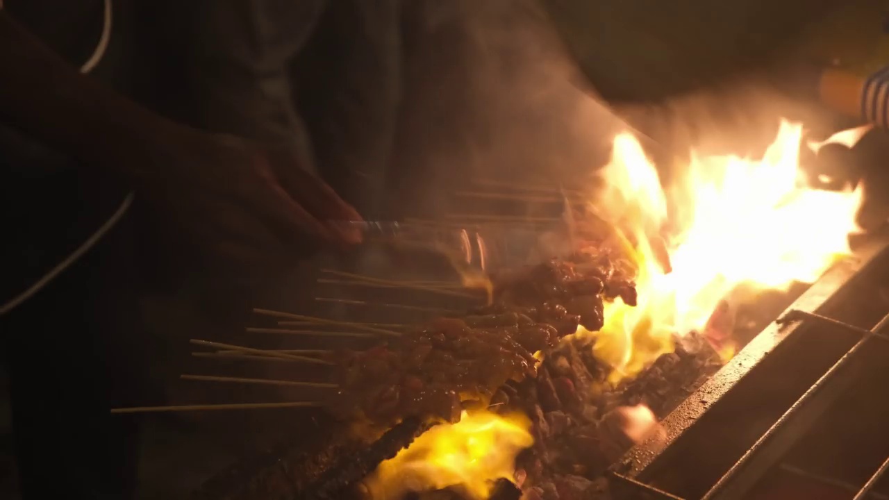 传统的炭火烤鸡沙爹。马来西亚著名街头小吃视频素材