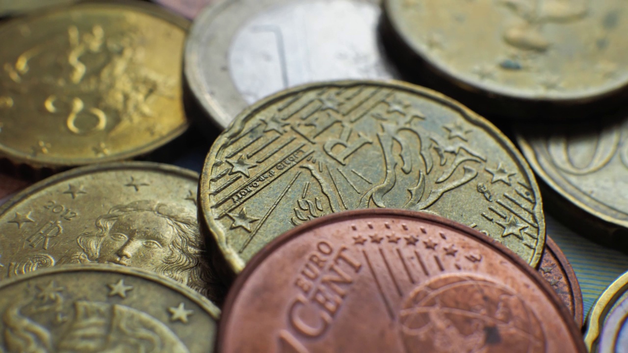 硬币各国的欧元硬币，以缓慢的速度旋转视频素材