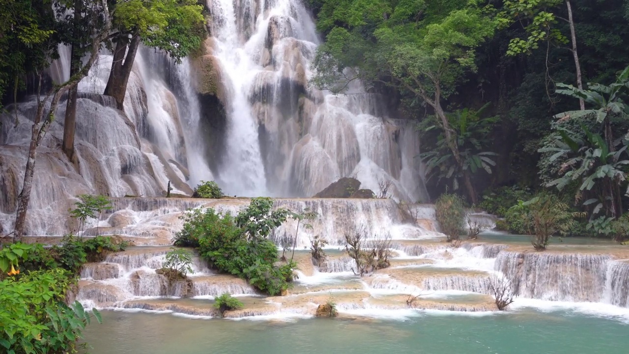 旷思瀑布是老挝龙勃拉邦最受欢迎的旅游景点视频下载