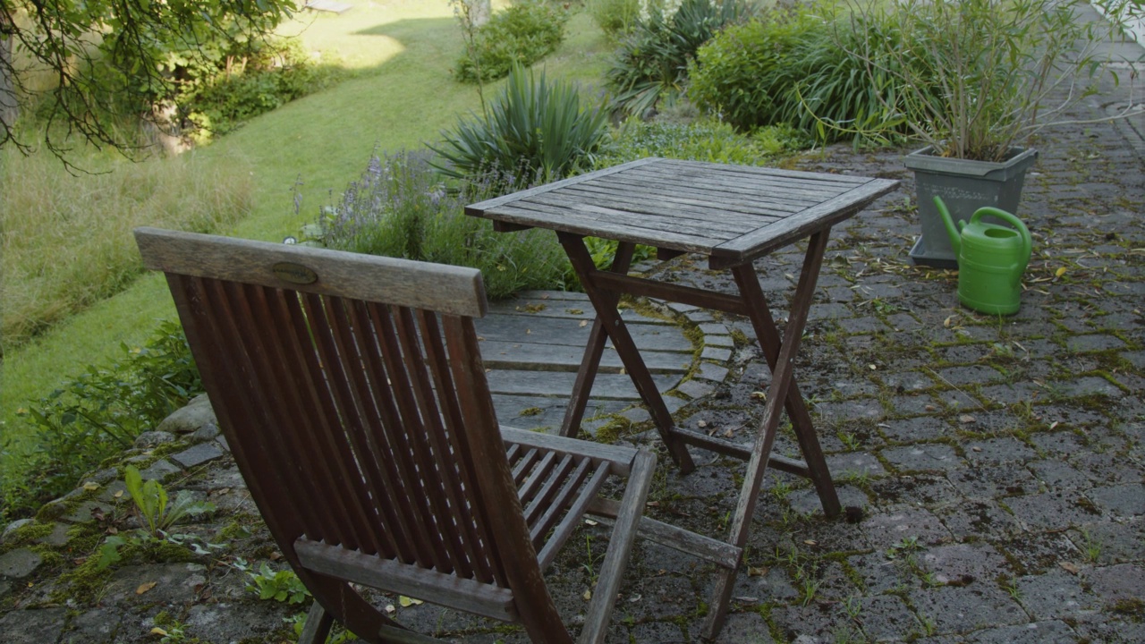 美丽的花园露台上的木制桌椅视频素材