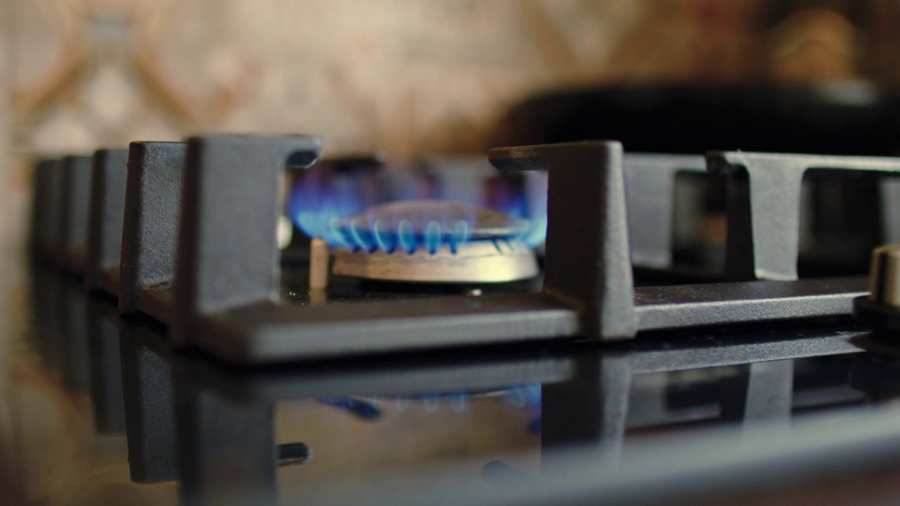 蓝色燃气灶具火焰，能源危机概念视频素材