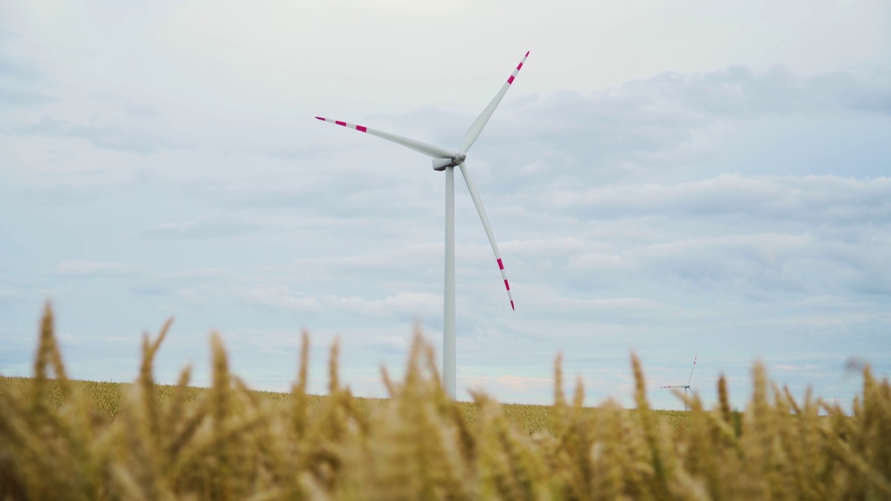 大型农业麦田与风力涡轮机产生可再生能源视频素材