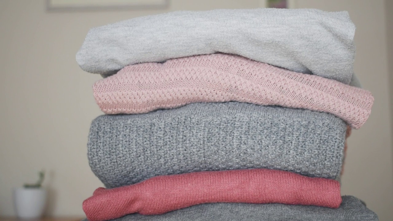 一堆灰色和粉红色的羊毛衫的视频视频下载