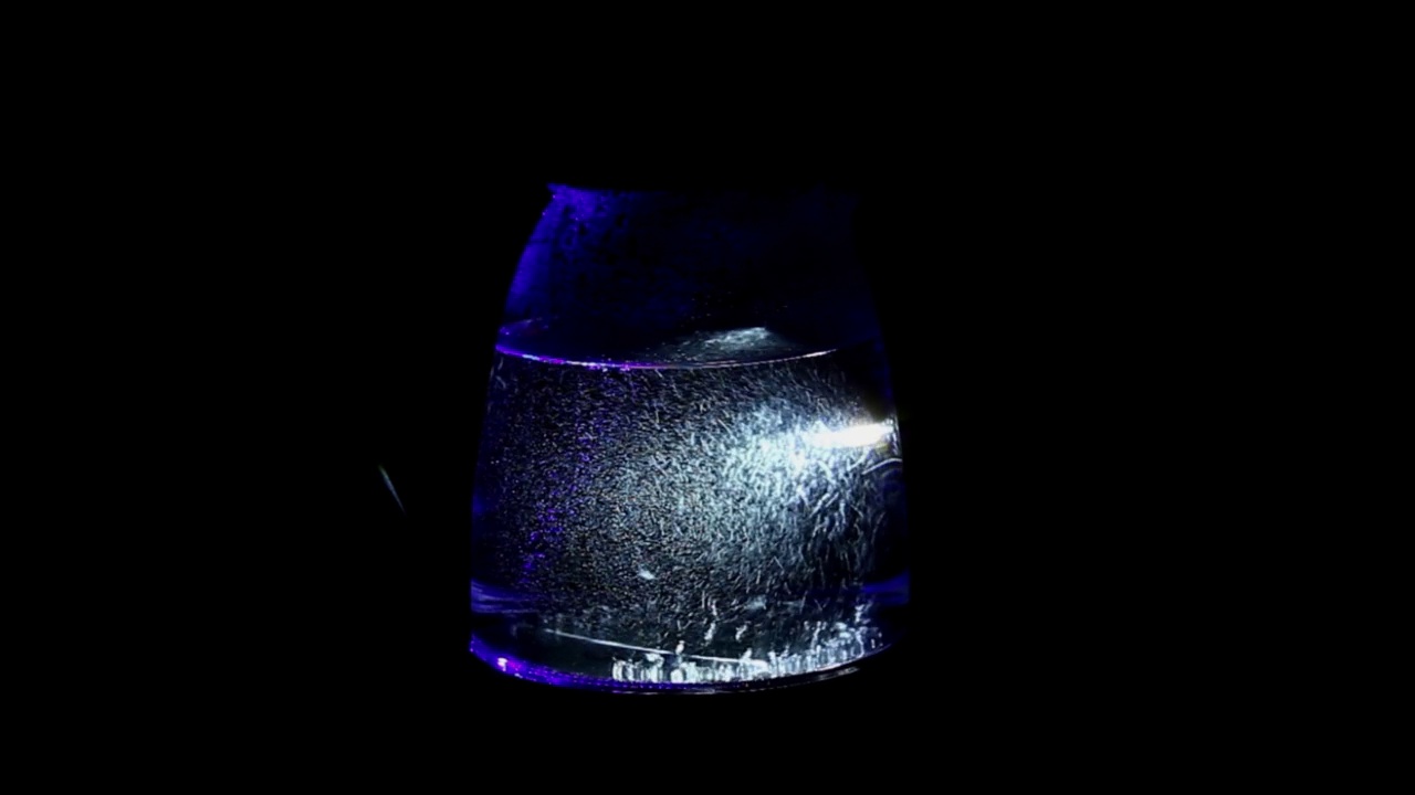 蓝色灯光下水壶烧开水的图像视频素材