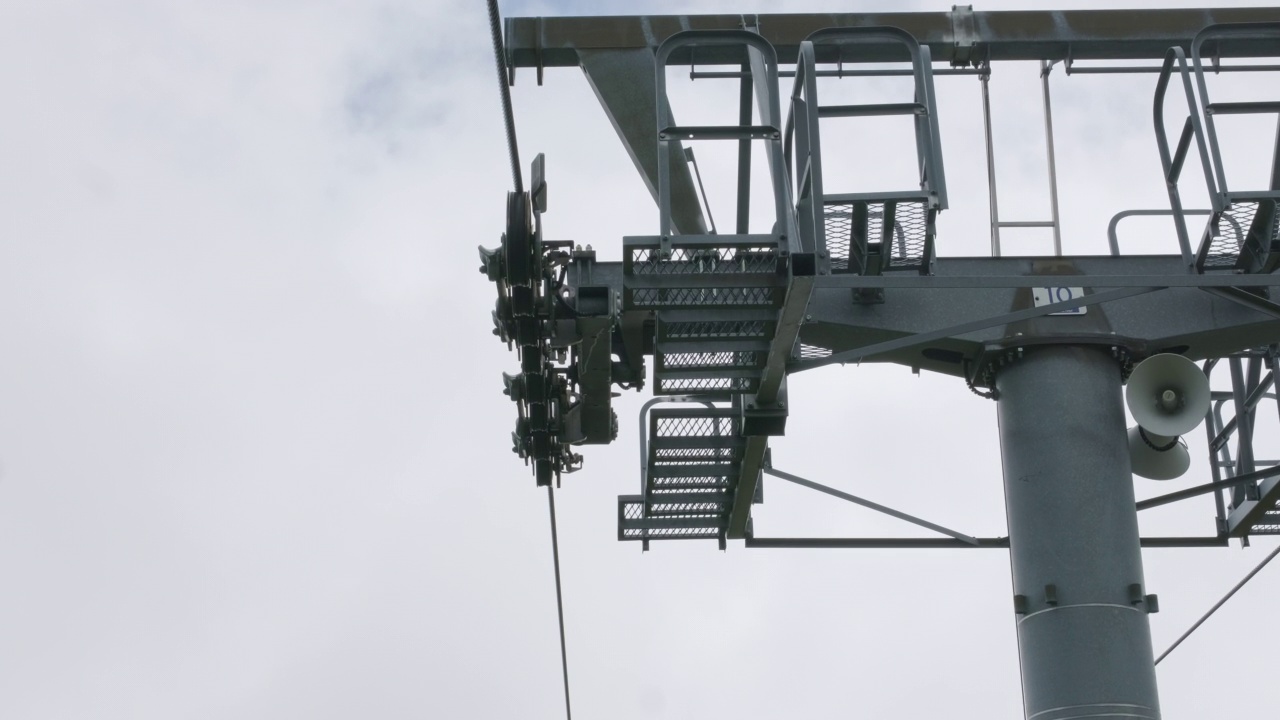 升降椅塔式机构下的运动对抗弃置天空视频下载