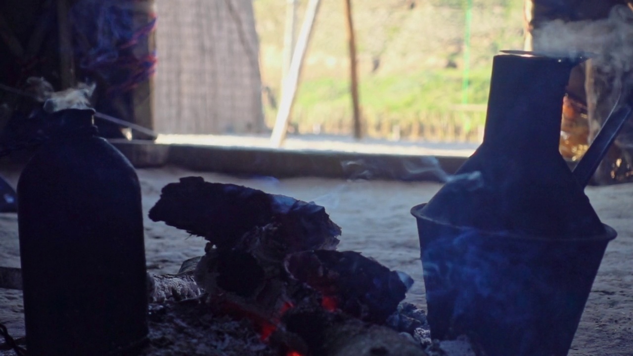 在蒙古包里用火煮茶的传统水壶视频素材