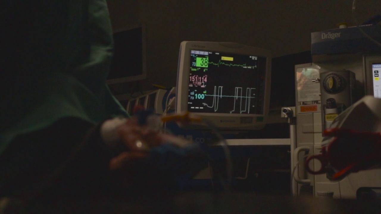 在手术室监控生命体征，病人手的特写。视频素材