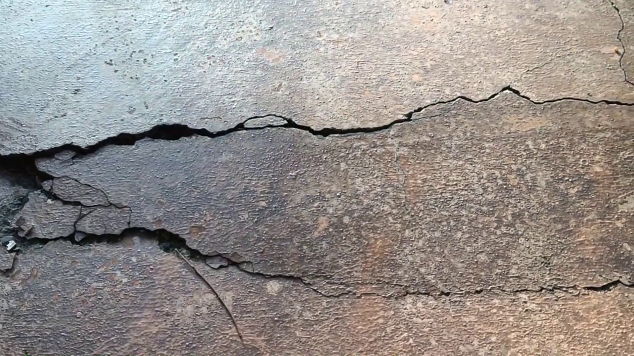 街道道路因地震或不规范而开裂的砖地面视频素材