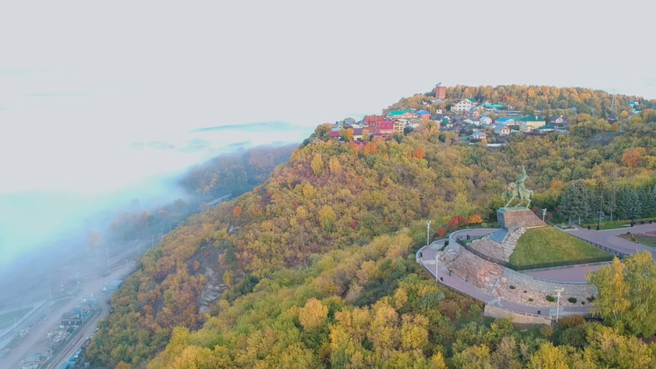 无人机拍摄乌法城:纪念碑，下面的白雾，河上视频素材