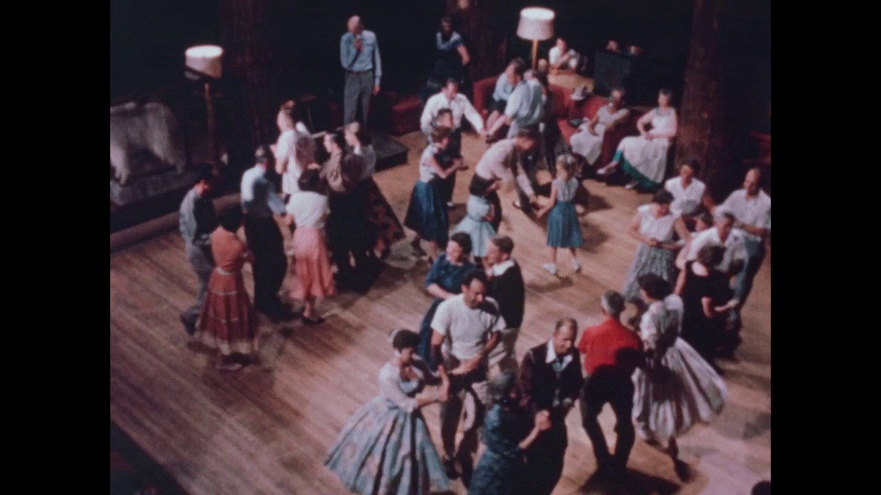 在舞厅里跳广场舞，1960年视频素材