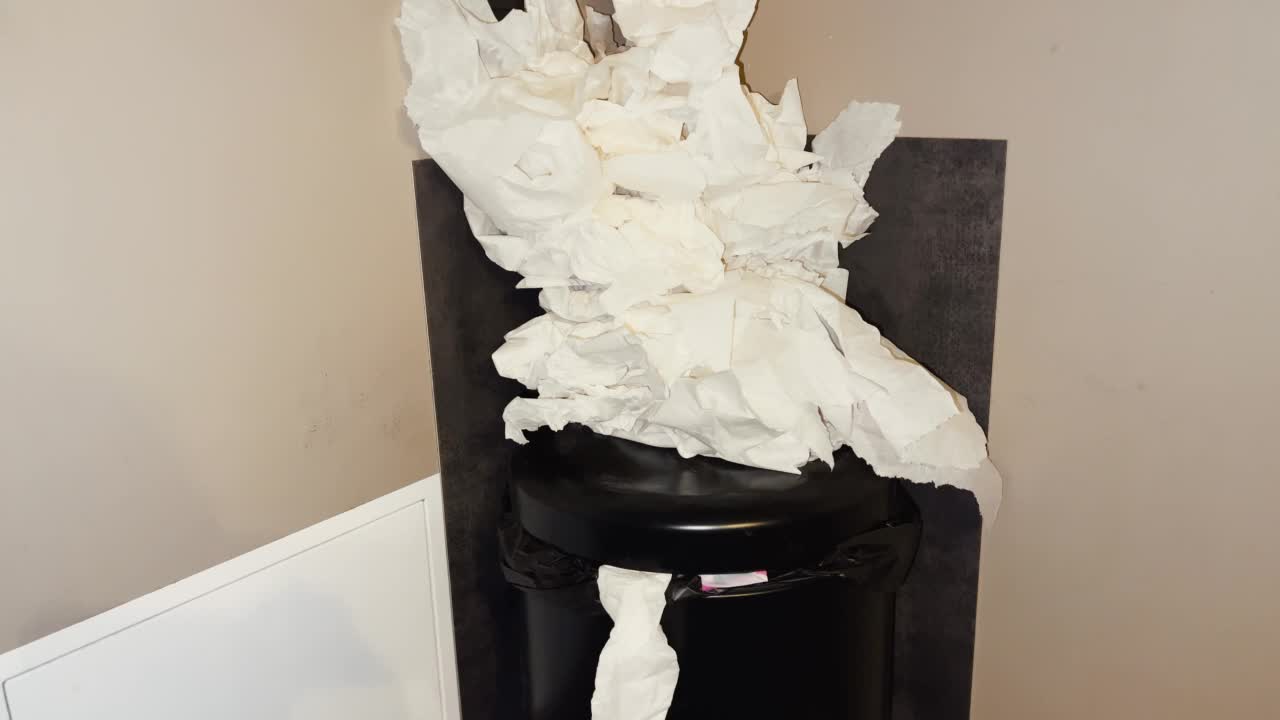 清洁问题:许多用过的脏纸或手巾无法放进黑色的垃圾桶视频素材