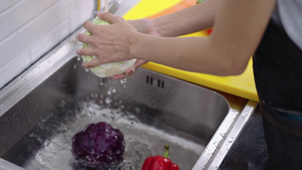 在家里厨房洗新鲜蔬菜的妇女视频素材