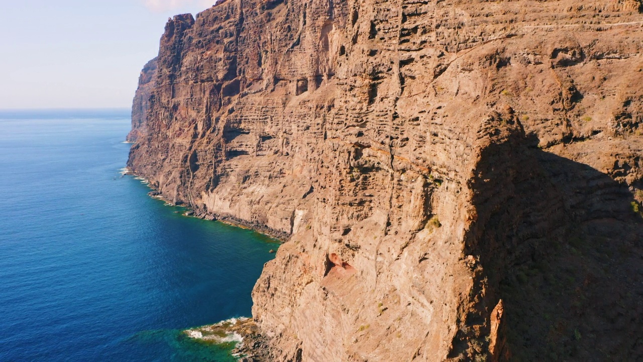 无人机飞越巨大的岩石。大西洋宁静深水的壮观景色。从特内里费岛的Los Gigantes悬崖上俯瞰。天堂之旅，壮观的岛屿。旅程,火山海景。视频素材