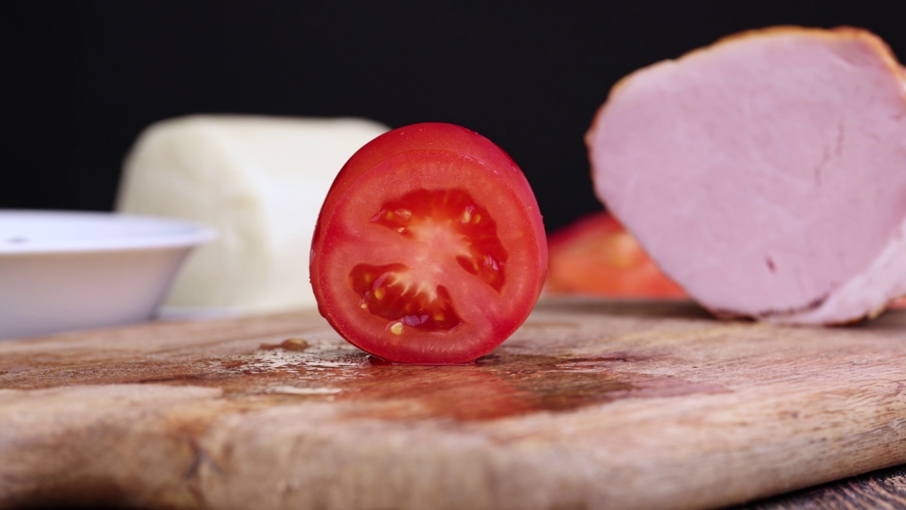 煮沙拉的时候把西红柿切成片视频下载
