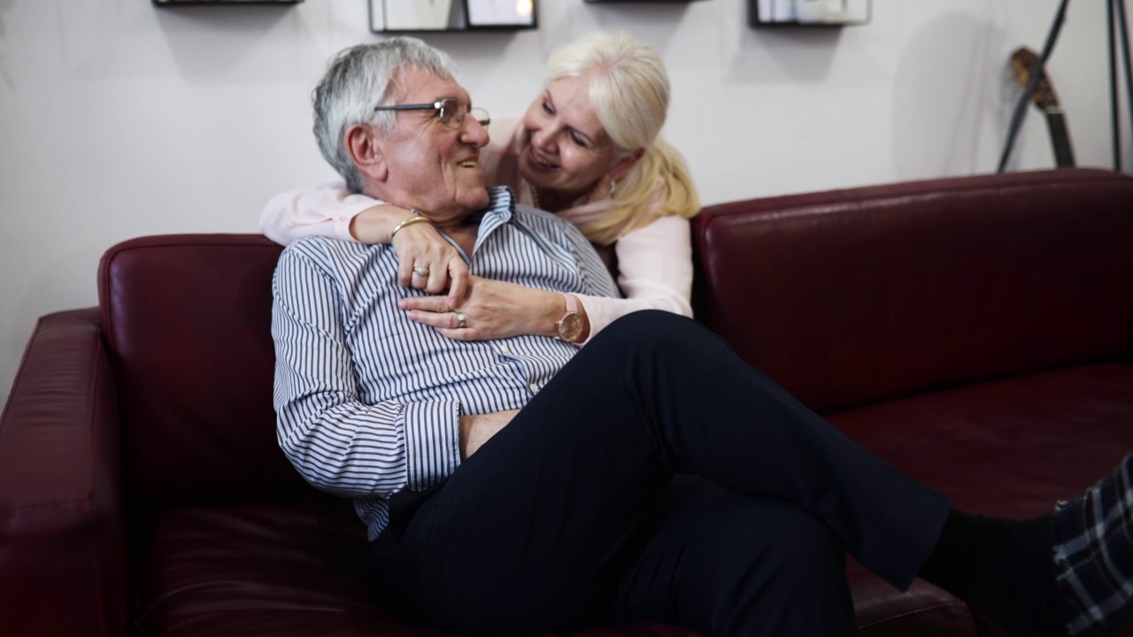 幸福的老年夫妇在家里充满爱地拥抱视频下载