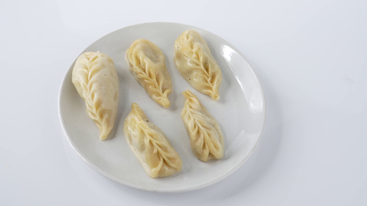 传统饺子馍馍装在白色的盘子里。视频下载