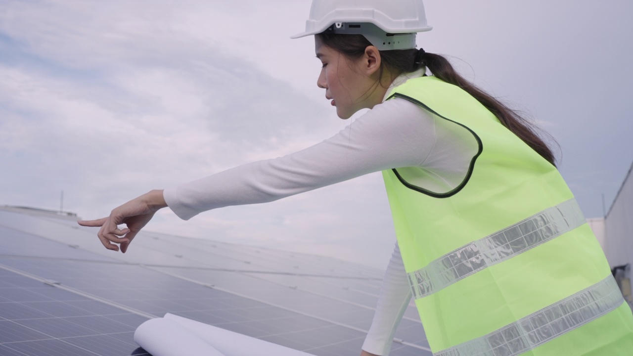 美丽的女工程师检查安装太阳能电池板。视频素材