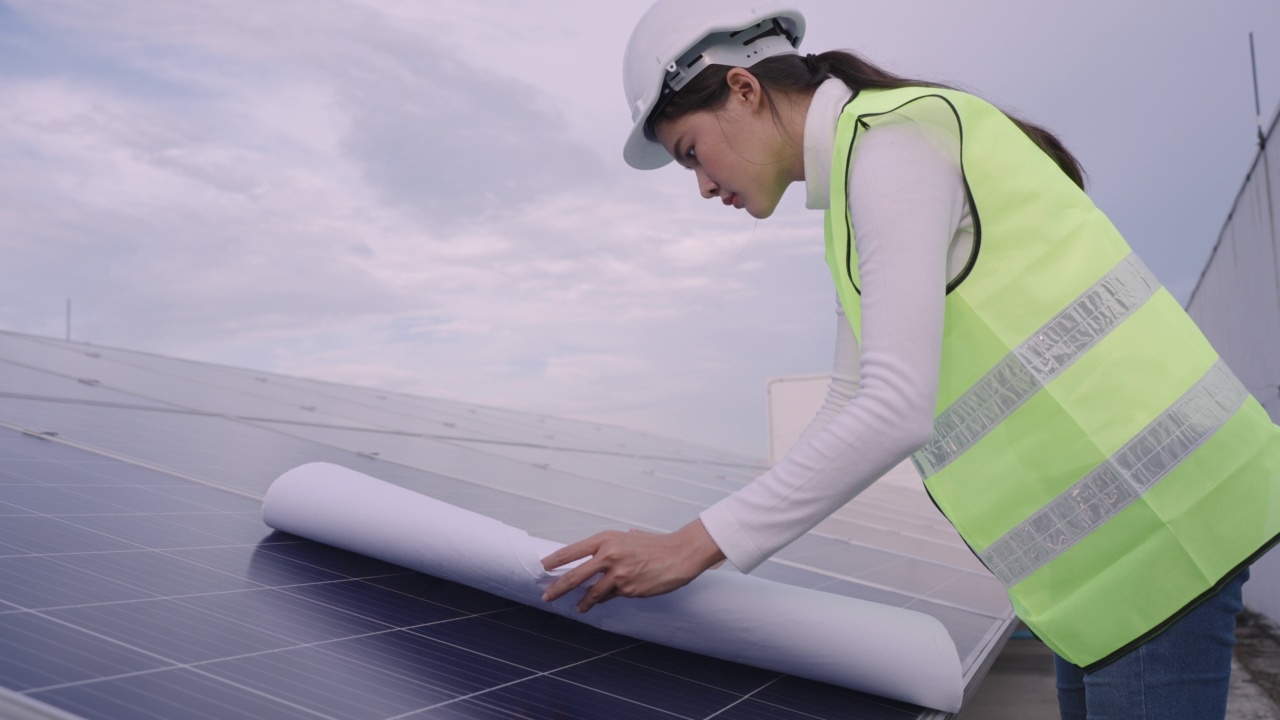 美丽的女工程师检查安装太阳能电池板。视频素材