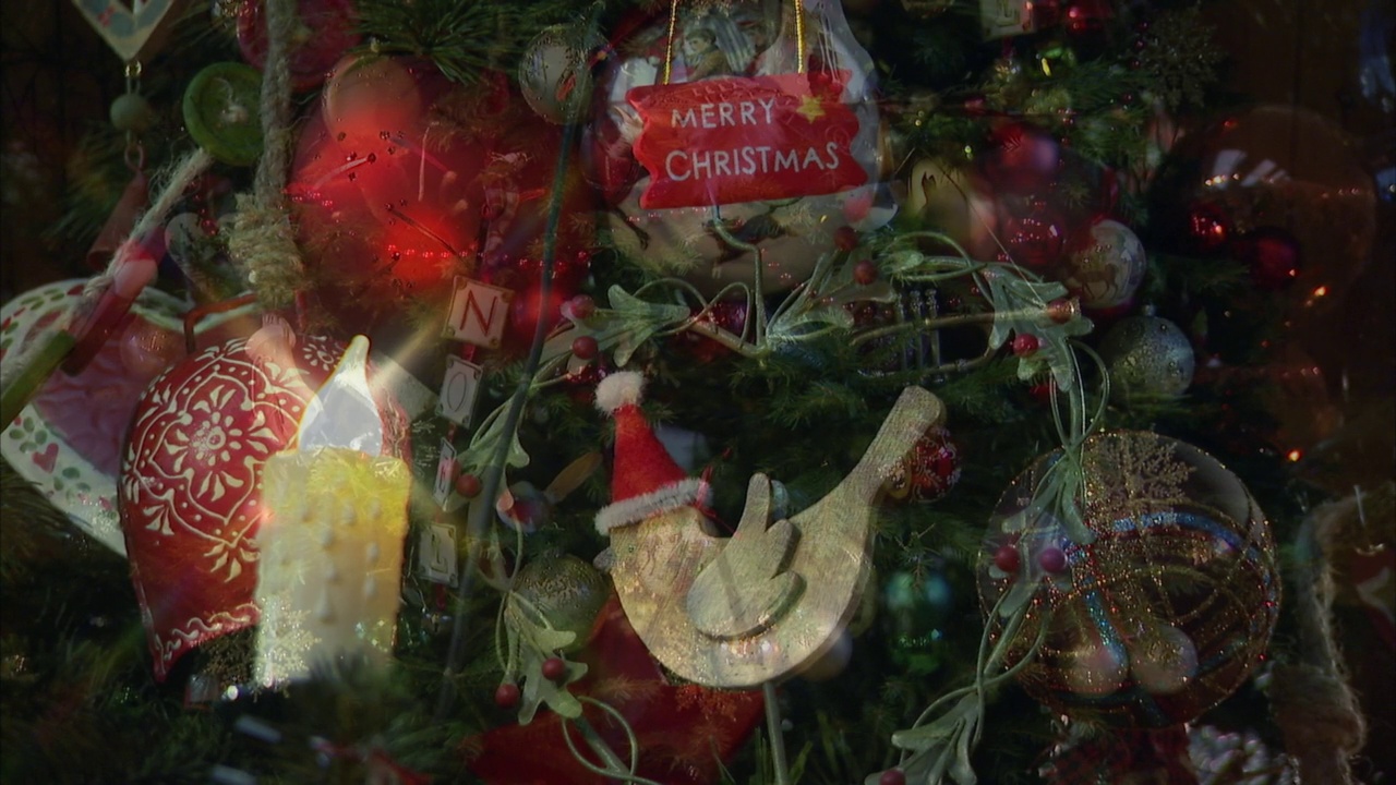 英国，挂满圣诞装饰品的云杉或冷杉树视频下载
