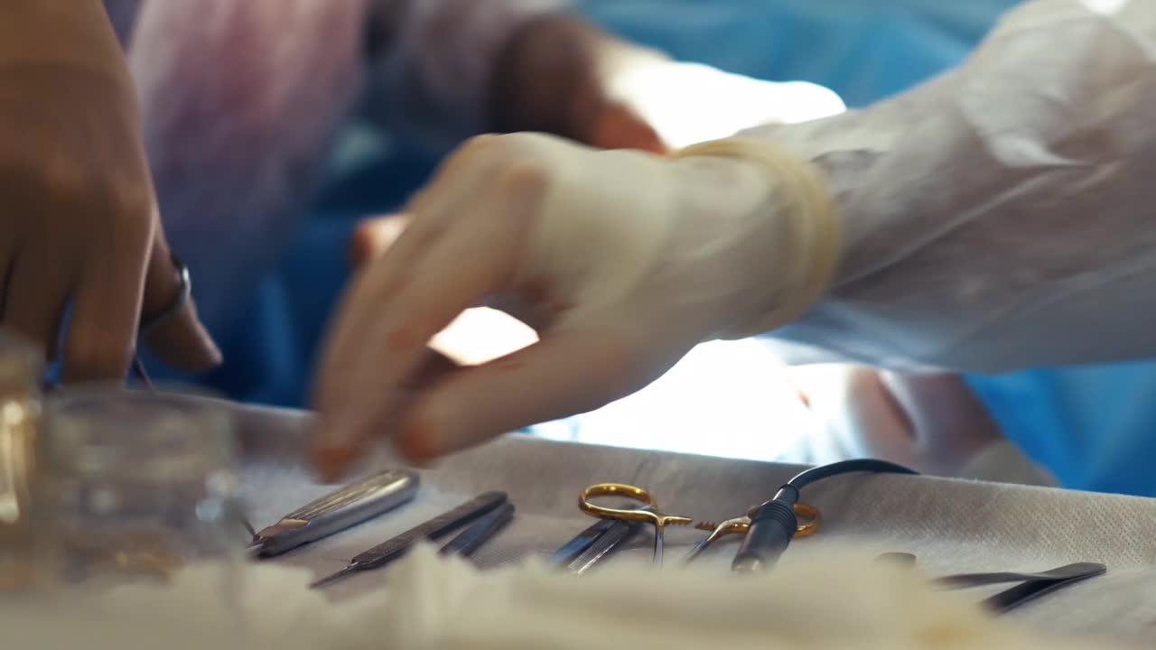 外科手术概念，手术台和器械-外科医生和助手的手视频素材