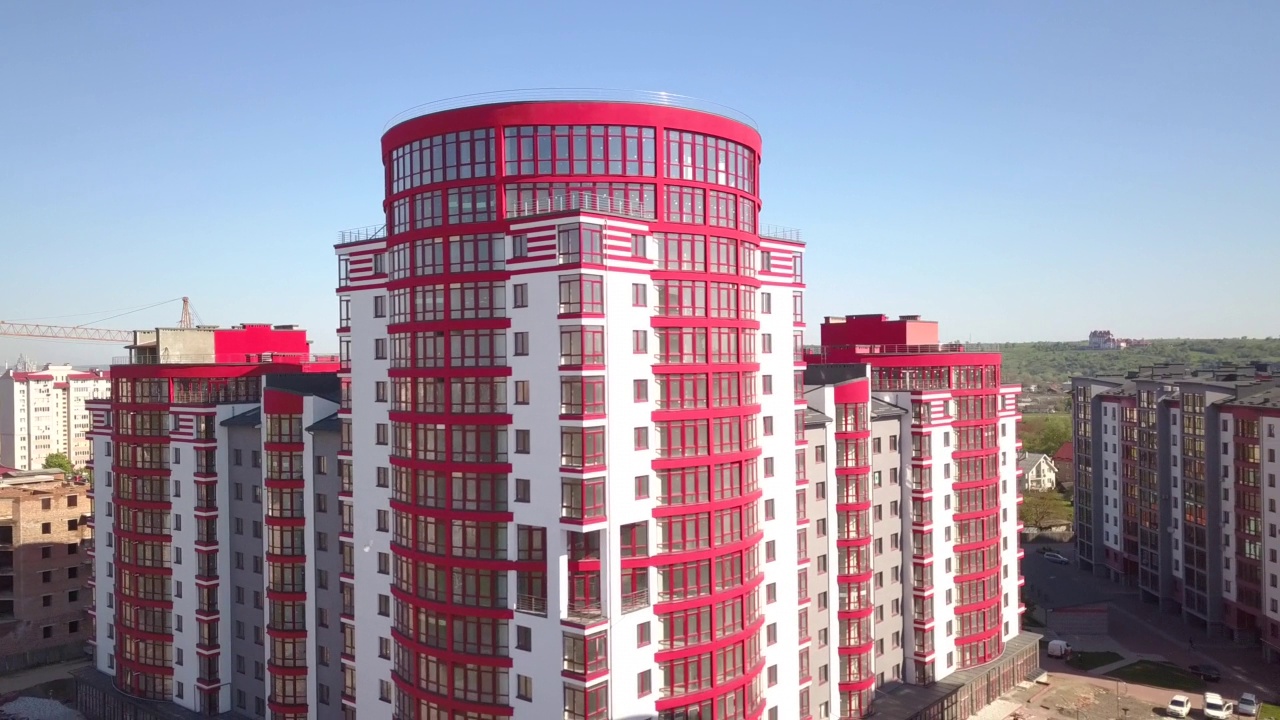 一幢大型红色现代住宅的鸟瞰图。视频素材
