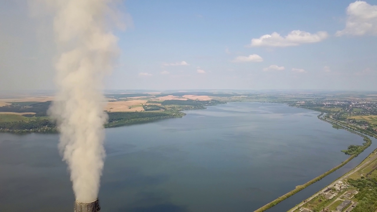鸟瞰图:煤电厂冒着灰色烟雾的高烟囱。用化石燃料生产电力。视频素材
